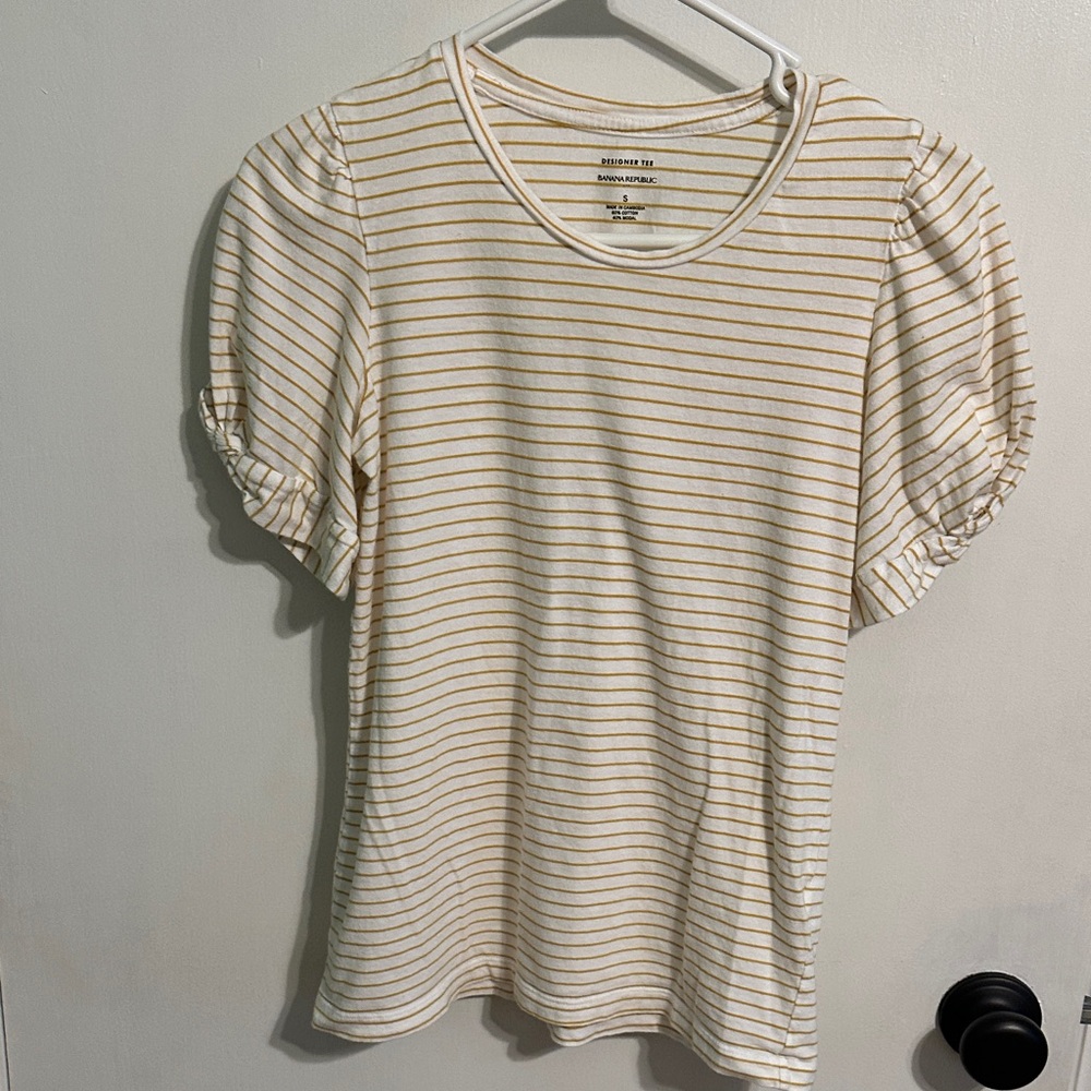 0028 Banana Republic Cream and Tan Striped Short Sleeve‎ Top Womens size small